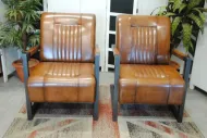 2 industriele schapenleren stoelen.