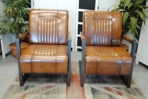 2 industriele schapenleren stoelen.